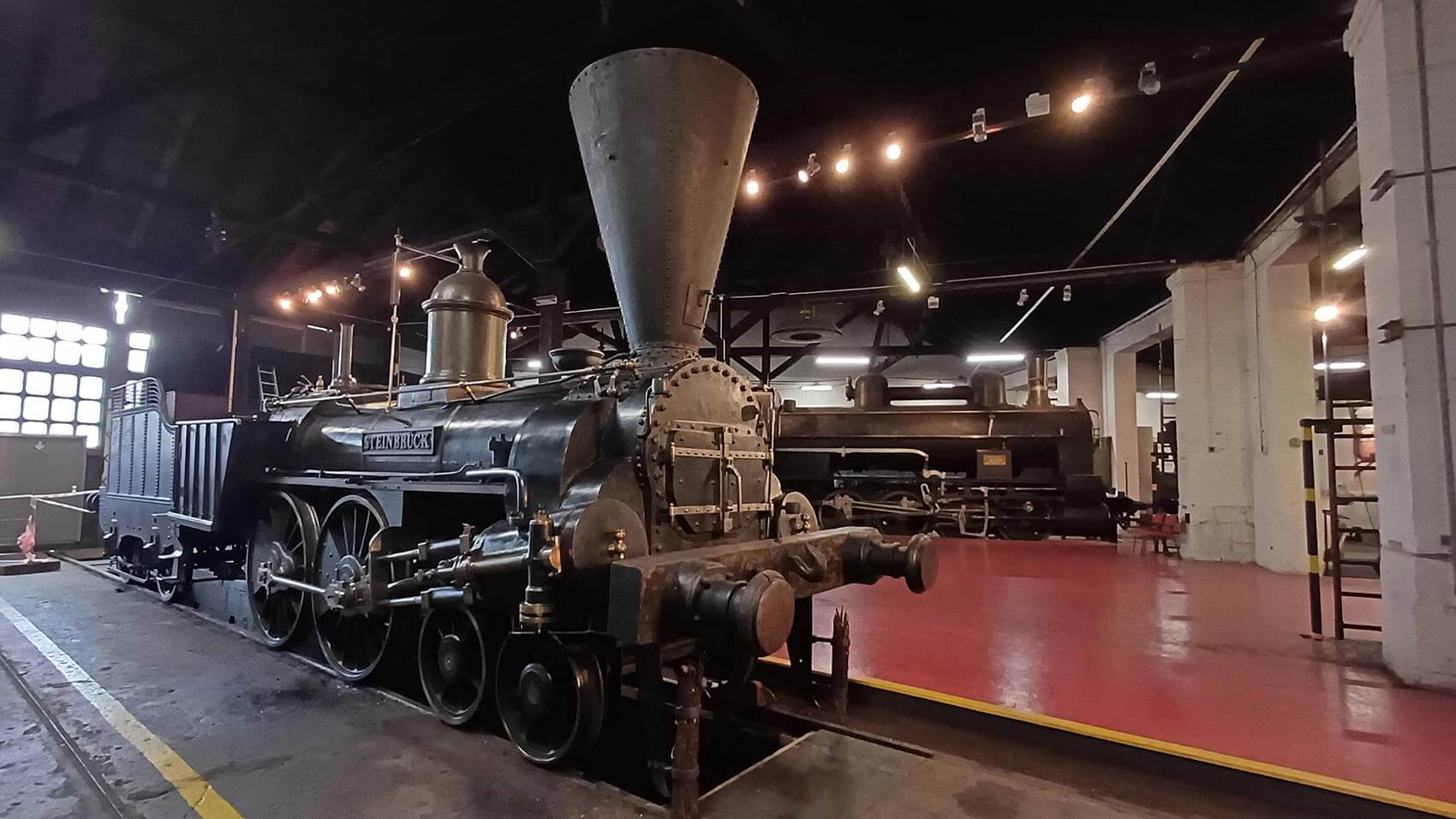 Die Dampflokomotive in der Halle fotografiert