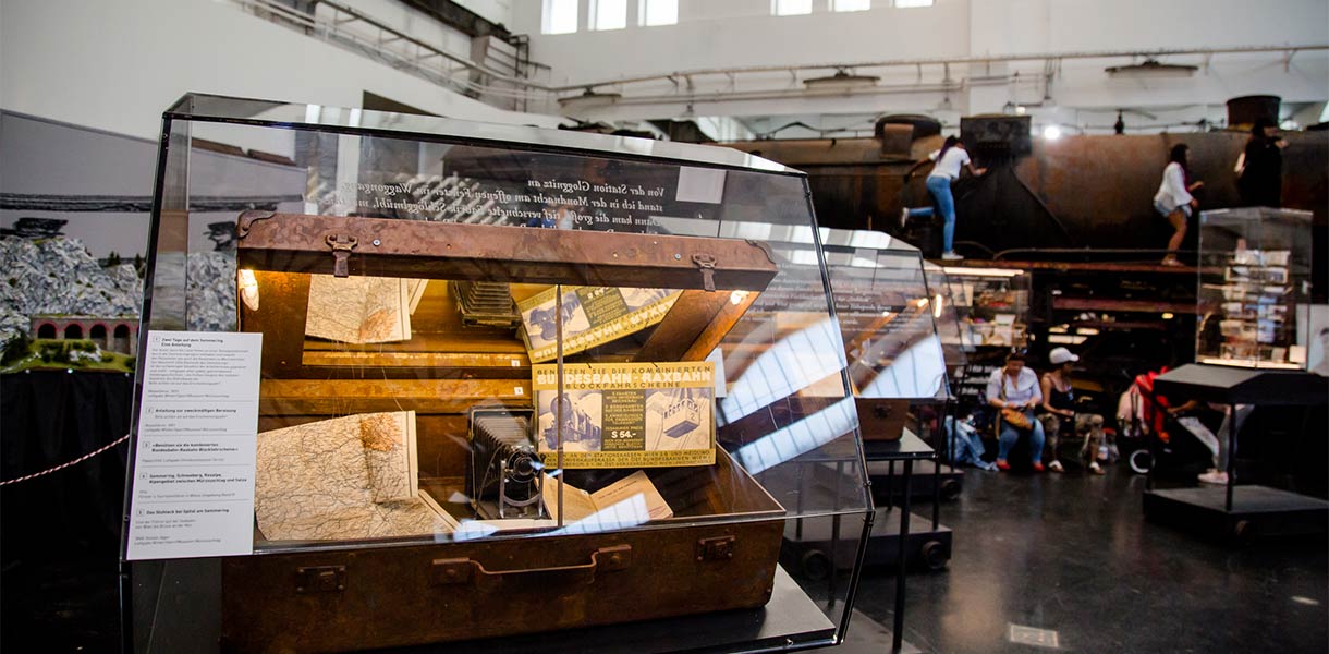 Blick in die Halle mit Ausstellungsstücken