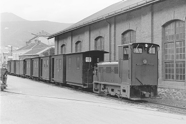 Personenzug am Werksgelände Hönigsberg